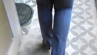 Alice Maze Is a Pee Slut