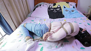 Hui13 - the Constraint of Skinny Jeans and White Socks