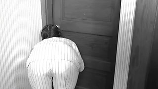 Urine fetish babe masturbates in her pee