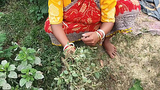 Indian hot wife ki Jungle Safai karte waqt chudai ki