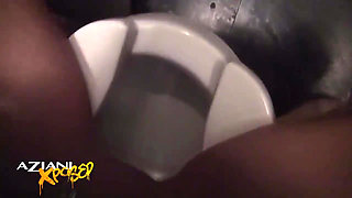 Bathroom break with pornstar Madison