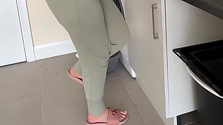 Dishes Vs. Full Bladder… I Lost Control and Piss in Pants