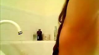 Girl masturbate in the bath on amateur selfshot vid