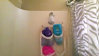 candiecane peeing in the shower