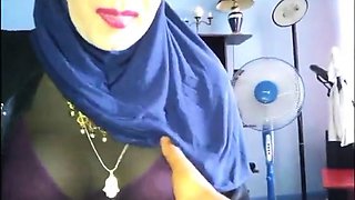 Arab Amateur Carole75 Gives a Blowjob in a Veil