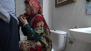 Kurdish Granny Sucks Lets African Immigrant Cum in Her Mature Mouth