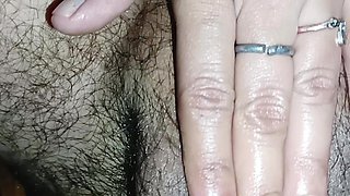 Desi Aunty Close-up Handjob