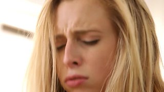 Wife welcomes her hubby with warm slit