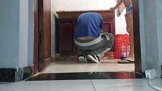 Horn Wife Receives a Plumber Wearing a Skirt Without Panties