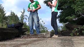 Outdoor Anal mit einer Magernutte - German Amateur Top Video