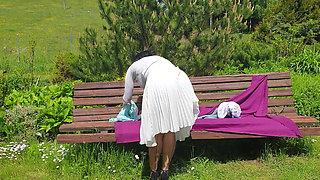 Wanilianna wanking her muff in garden