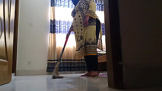 Office Boss Fuck a Arabian Muslim Maid When She Was Clean Office Room!