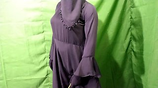 Indian housewife Desi-Queen1 gets stroking and chatting dirty in the bedroom