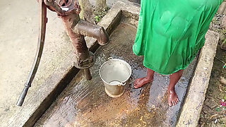 Desi bhabhi nahate hue mast lagti hai