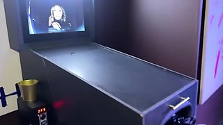 marie se fait un gang bang en solo dans un club