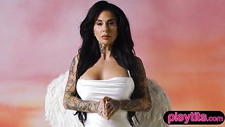 Bootylicious tatted COUGAR flashes off huge titties