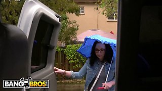 Scarlett's wild ride on the Bang Bus during a rainy day - flashing dick, gros cul, and bangbros
