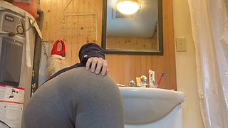 hana cant wait for go to toilet pee