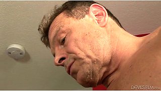 Husband and wife sharing a dick of a stranger for threesome