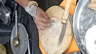 Bhabhi ko devar Ne roti banate hue pakad liya bhabhi ko bade pyar Se manaya uske bad land munh mein de diya