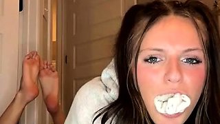 Hot amateur webcam teen masturbates for their fans