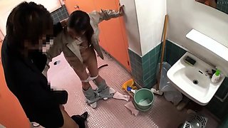 Amateur Asian gives amazing blowjob