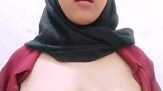 Viral celebrity is masturbating to squirt
