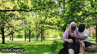 Rekaman seks pasutri indo lagi asik nyepong kontol pasangan berhijab di taman umum