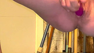 Squirting slut MILF close up