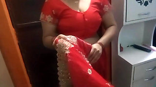 Beautiful bhabhi having wearing a beautiful saree.