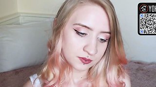 Blonde amateur likes deep frigging her holes