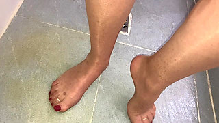 Mrs Mature Feet having some pee fun with a friend