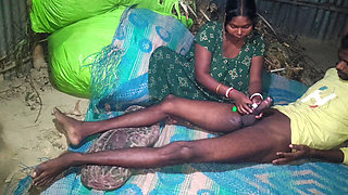 Indian pados ki bhabhi chudai ke liye vate kar raha tha