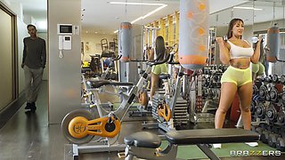 lucky husband gets hot pussy in gym