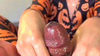 QueenTacular - Scratching & Stroking The Cum Out -