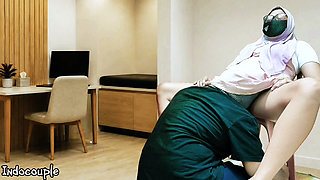 Hijab Cheating wife let her boss to eat her pissing and creamy pussy in office