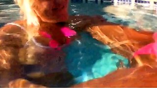 Deutscher Amateur-Paar vergngt sich am Pool auf Mallorca