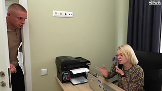 My Boyfriend Almost Heard My Sloppy Blowjob! I Had Hard Sex with My Coworker While He Was on the Phone